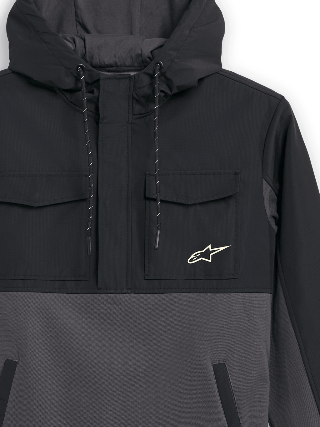 Giacca Alpinestars Juncture Hybrid, nero e gunmetal, vista ravvicinata frontale, anorak in materiali misti con tasche sul petto in ripstop e corpo in tela, logo a stella Alpinestars sul petto, cappuccio con cordino, streetwear casual ispirato al motorsport