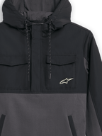 Giacca Alpinestars Juncture Hybrid, nero e gunmetal, vista ravvicinata frontale, anorak in materiali misti con tasche sul petto in ripstop e corpo in tela, logo a stella Alpinestars sul petto, cappuccio con cordino, streetwear casual ispirato al motorsport