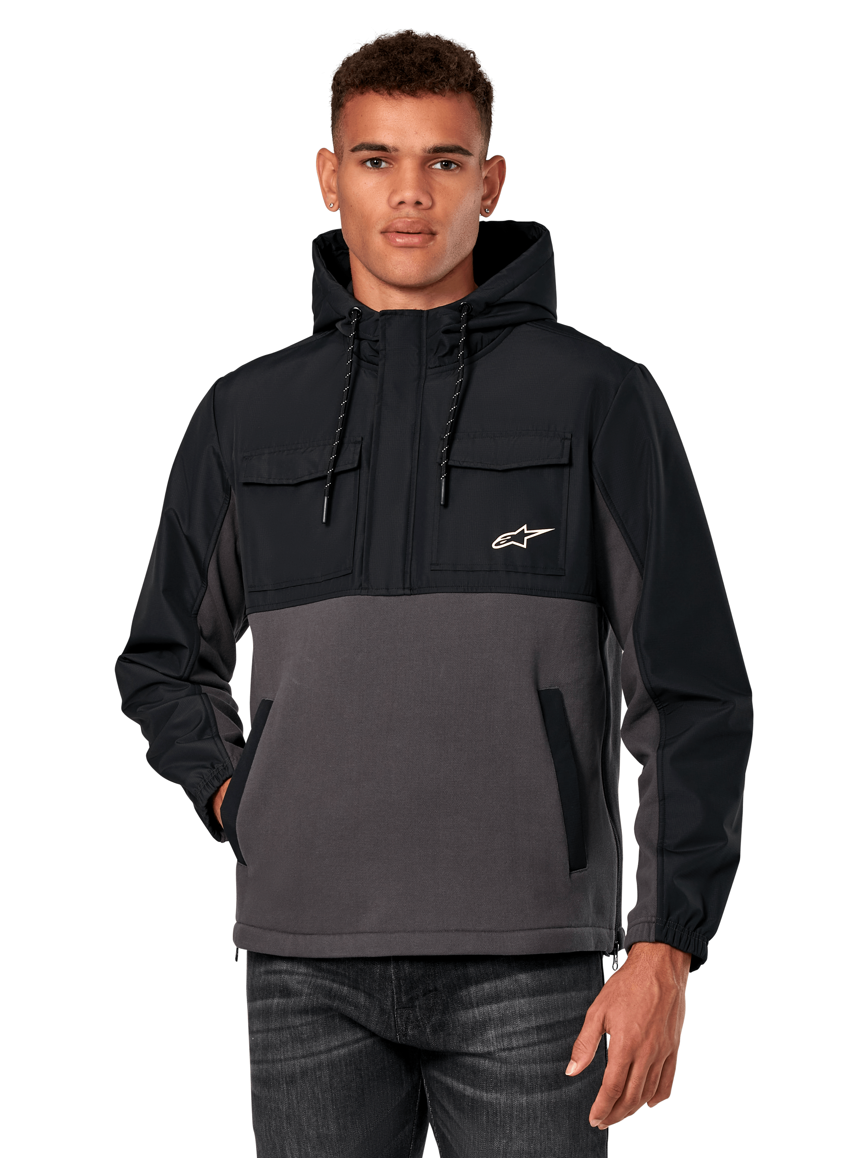 Alpinestars Juncture Hybrid Jacket, giacca anorak da uomo con cappuccio, nero e grigio gunmetal, design bicolore con inserti in ripstop e pile canvas, tasche sul petto con logo a stella bianco e cappuccio con coulisse, streetwear casual ispirato al motorsport