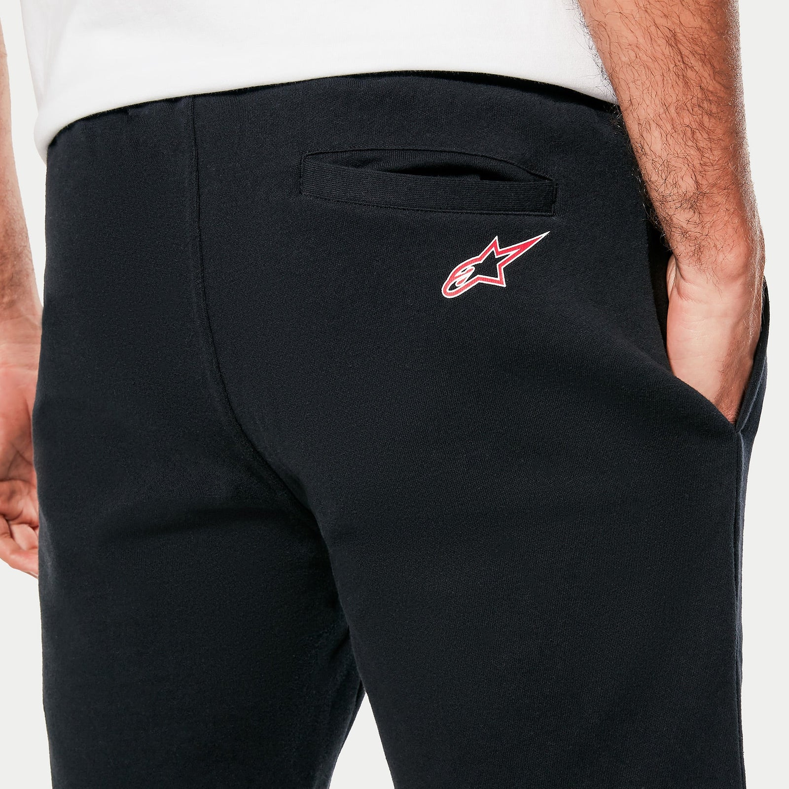 Alpinestars Dunker Short, pantaloncini da allenamento in pile neri, dettaglio della tasca posteriore a filo e logo Ageless rosso e bianco sul fianco, abbigliamento sportivo