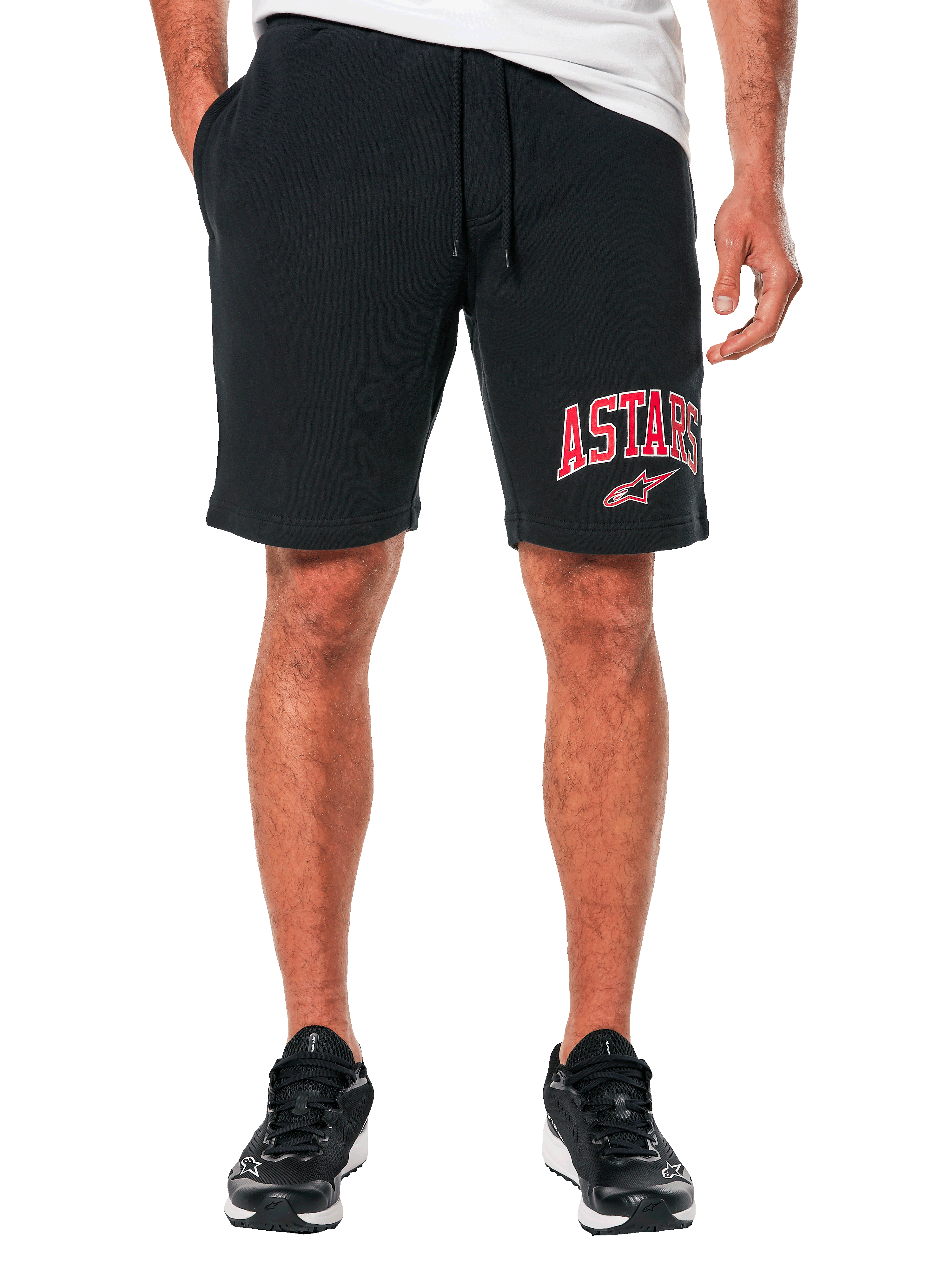 Alpinestars Dunker Short, pantaloncini da allenamento in pile, nero con logo ASTARS rosso e bianco sulla coscia, cintura elastica con coulisse, stile sportivo casual, indossati con scarpe da ginnastica nere