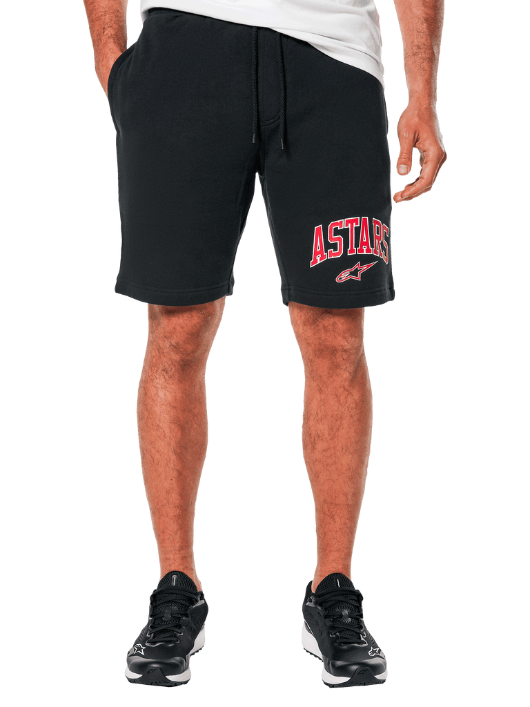 Alpinestars Dunker Short, pantaloncini da allenamento in pile, nero con logo ASTARS rosso e bianco sulla coscia, cintura elastica con coulisse, stile sportivo casual, indossati con scarpe da ginnastica nere