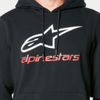 Alpinestars Always V3 Hoodie, felpa nera in pile, con logo a stella bianco e scritta alpinestars rossa sul petto, cordini neri con estremità immerse, abbigliamento streetwear casual ispirato al motorsport