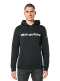 Alpinestars Linear Wordmark V3 Hoodie, felpa nera con cappuccio, scritta Alpinestars bianca sul petto, logo Ageless rosso sulla manica, tasca a marsupio frontale, cappuccio con cordoncino, indossata da un modello, streetwear casual ispirato al motorsport