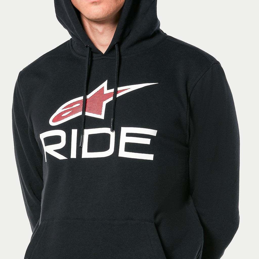 Alpinestars Ride 4.0 Hoodie, felpa pullover nera, con scritta 'RIDE' bianca e logo Alpinestars rosso con stampa traforata sul petto, streetwear casual motorsport con cappuccio a coulisse