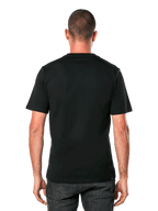Alpinestars Ageless 2.0 CSF Tee, maglietta a maniche corte, nero, vista posteriore su modello, design semplice con taglio e cucitura, abbigliamento sportivo casual ispirato al motorsport