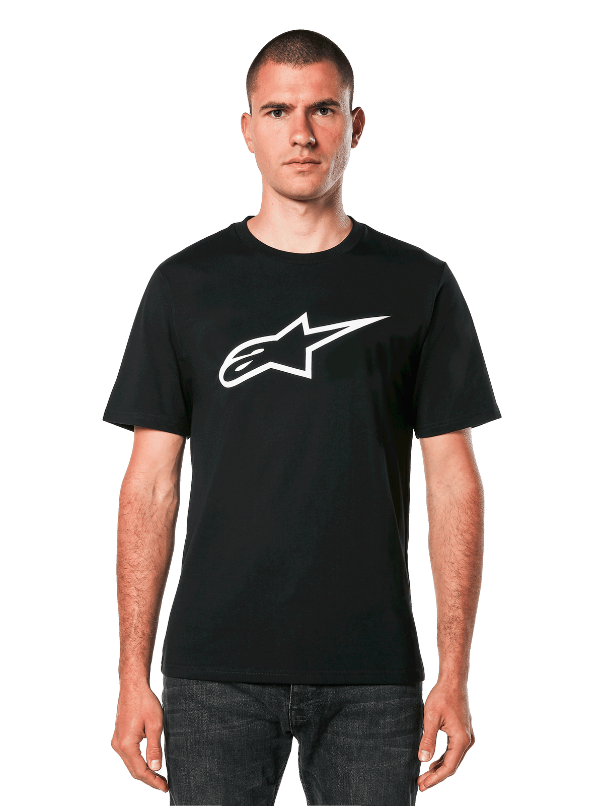 Alpinestars Ageless 2.0 CSF Tee, t-shirt nera a maniche corte, logo Alpinestars a stella bianco, indossata da un modello con jeans scuri, abbigliamento streetwear casual motorsport
