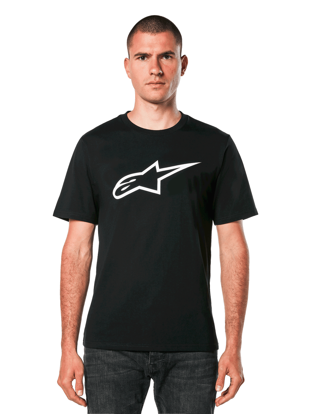 Alpinestars Ageless 2.0 CSF Tee, t-shirt nera a maniche corte, logo Alpinestars a stella bianco, indossata da un modello con jeans scuri, abbigliamento streetwear casual motorsport