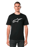 Alpinestars Ageless 2.0 CSF Tee, t-shirt nera a maniche corte, logo Alpinestars a stella bianco, indossata da un modello con jeans scuri, abbigliamento streetwear casual motorsport