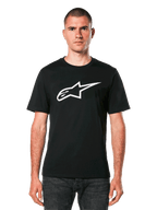 Alpinestars Ageless 2.0 CSF Tee, t-shirt nera a maniche corte, logo Alpinestars a stella bianco, indossata da un modello con jeans scuri, abbigliamento streetwear casual motorsport