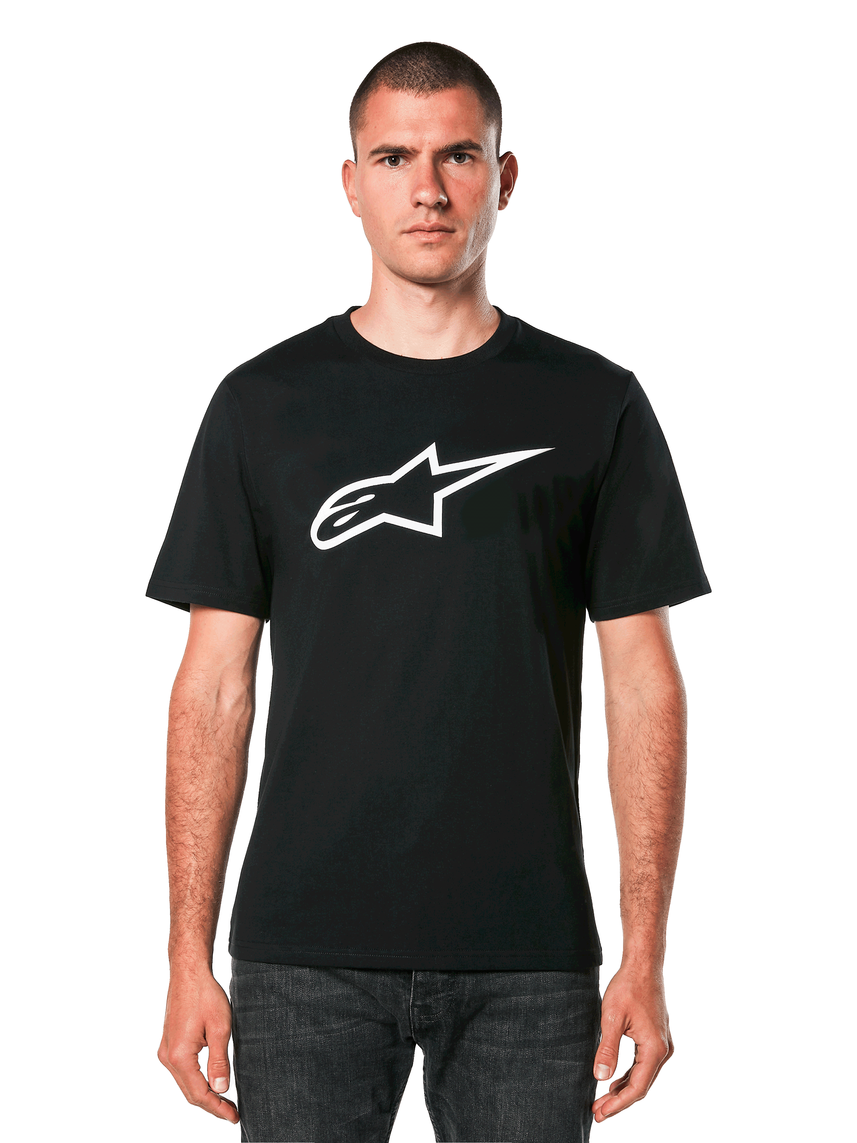Alpinestars Ageless 2.0 CSF Tee, t-shirt nera a maniche corte, logo Alpinestars a stella bianco, indossata da un modello con jeans scuri, abbigliamento streetwear casual motorsport