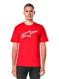 Alpinestars Ageless 2.0 CSF Tee, t-shirt rossa a maniche corte con logo a stella bianco, abbigliamento casual motorsport, girocollo, vista frontale su modello