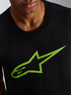 Alpinestars Ageless 2.0 CSF Tee, maglietta a maniche corte, nero con logo a stella verde acceso, primo piano della grafica sul petto e dello scollo, streetwear casual da motorsport