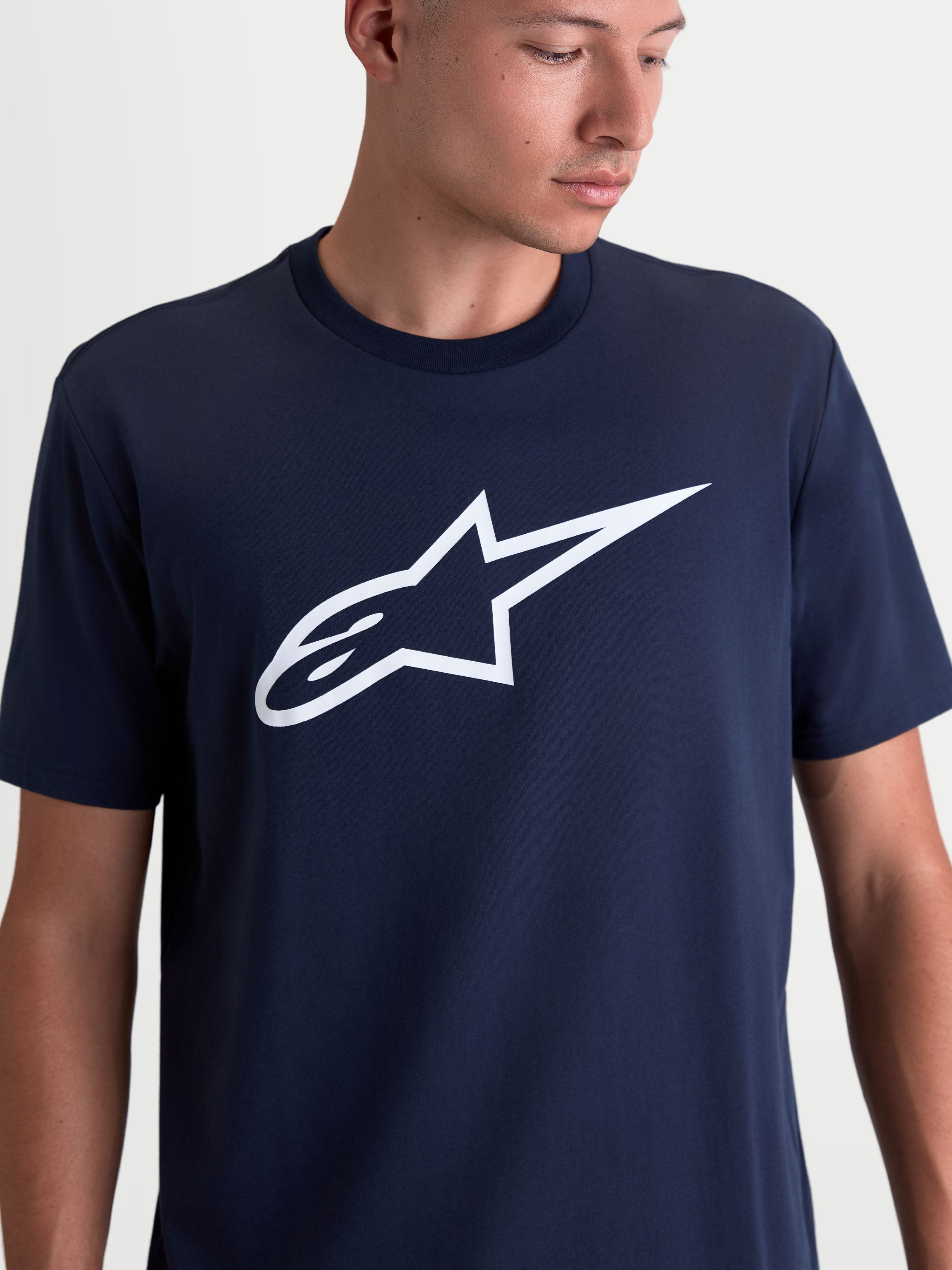 Alpinestars Maglietta Ageless 2.0 CSF, maglietta sportswear da uomo, blu navy con logo Ageless bianco sul petto, vestibilità cut-and-sew in misto cotone e poliestere, stile casual