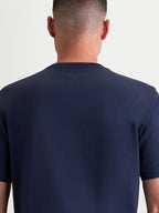 Alpinestars maglietta Ageless 2.0 CSF, maglietta sportswear blu, abbigliamento casual unisex, vista posteriore su modello che mostra la vestibilità cut-and-sew e la costruzione premium in misto cotone e poliestere