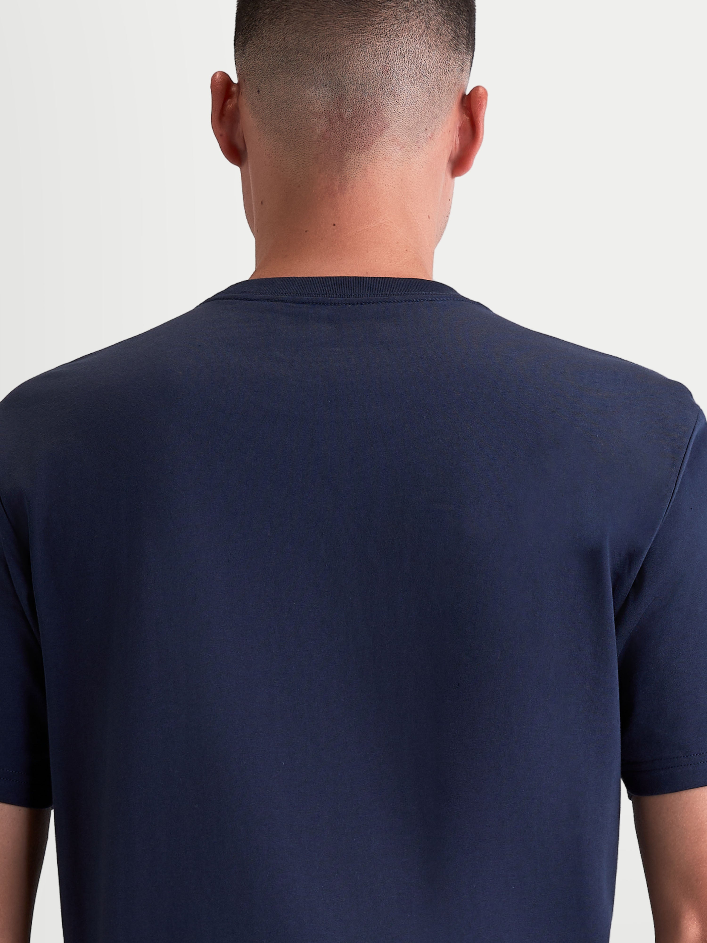 Alpinestars maglietta Ageless 2.0 CSF, maglietta sportswear blu, abbigliamento casual unisex, vista posteriore su modello che mostra la vestibilità cut-and-sew e la costruzione premium in misto cotone e poliestere