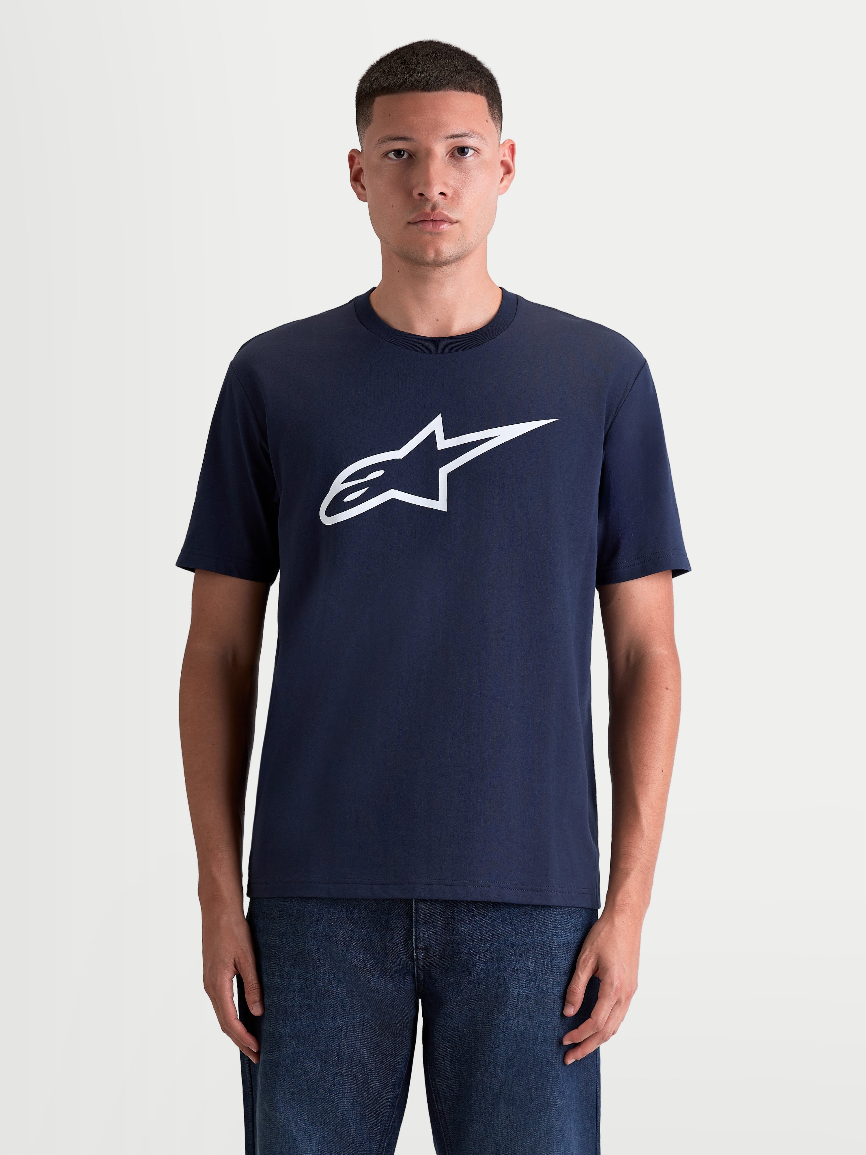 Alpinestars Maglietta Ageless 2.0 CSF, maglietta a maniche corte unisex, blu e bianco, logo frontale bianco soft-hand, stile sportivo casual, vista frontale su modello