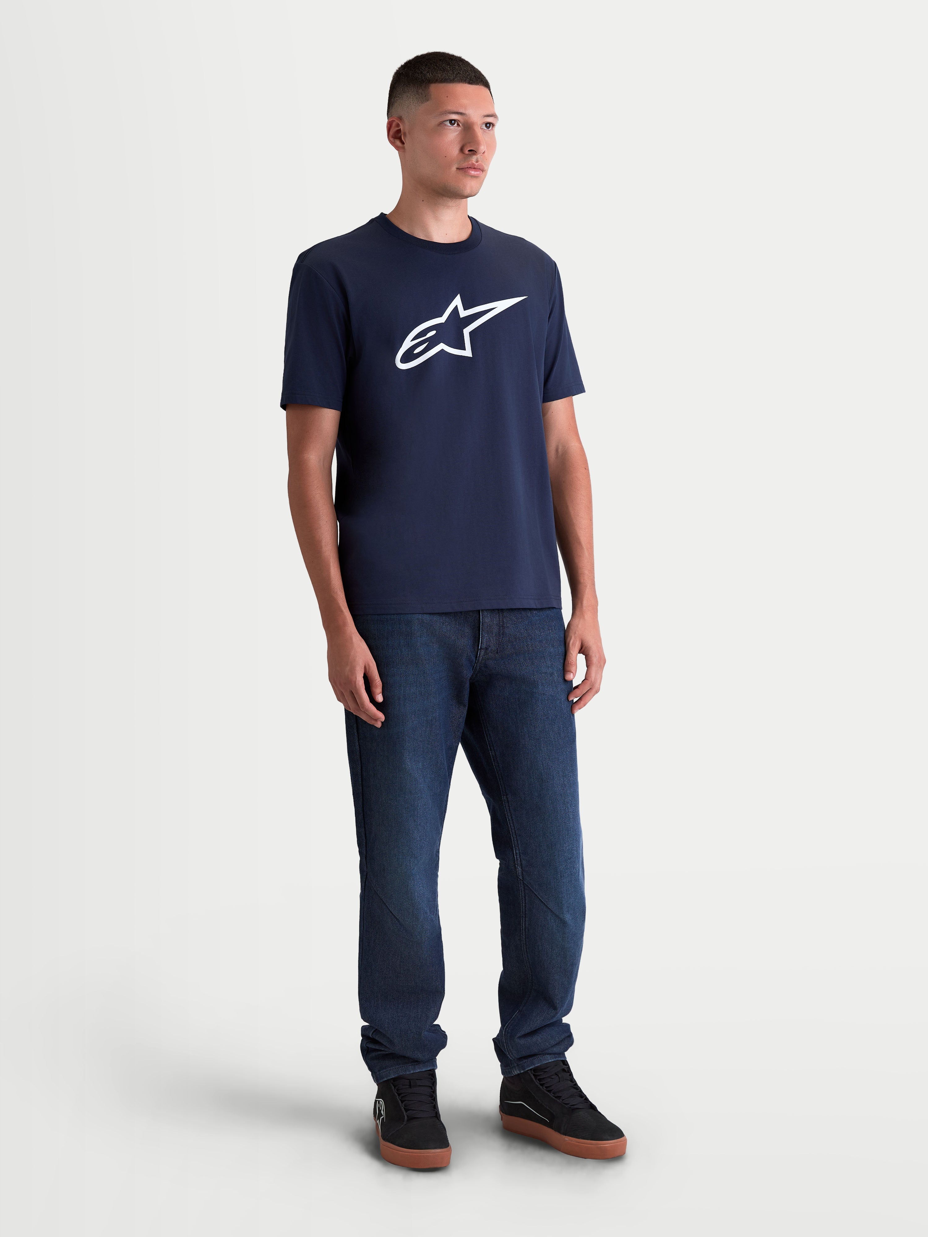 Alpinestars Maglietta Ageless 2.0 CSF, maglietta a maniche corte, blu navy con logo bianco, stile sportswear casual, vestibilità taglio e cucitura, misto cotone e poliestere, vista su modello a figura intera
