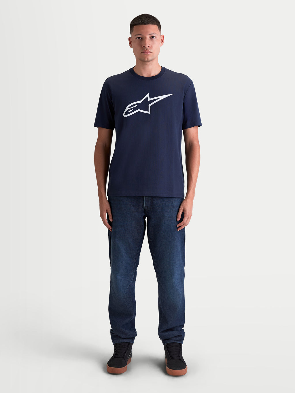 Alpinestars Maglietta Ageless 2.0 CSF, maglietta a maniche corte sportswear unisex, blu navy e bianca, con grande logo Ageless bianco sul davanti, stile casual motorsport