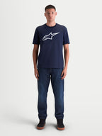Alpinestars Maglietta Ageless 2.0 CSF, maglietta a maniche corte sportswear unisex, blu navy e bianca, con grande logo Ageless bianco sul davanti, stile casual motorsport