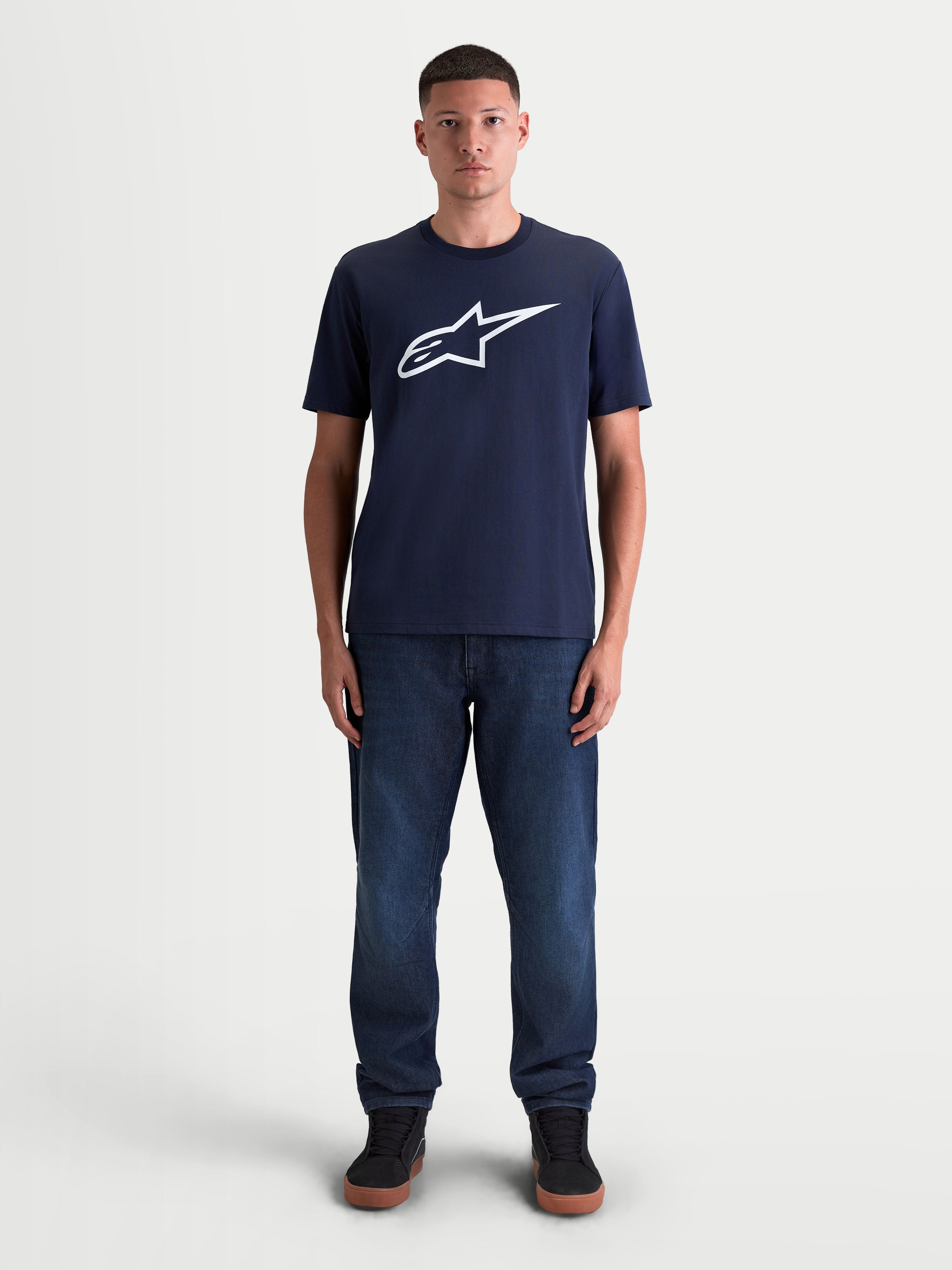 Alpinestars Maglietta Ageless 2.0 CSF, maglietta a maniche corte sportswear unisex, blu navy e bianca, con grande logo Ageless bianco sul davanti, stile casual motorsport
