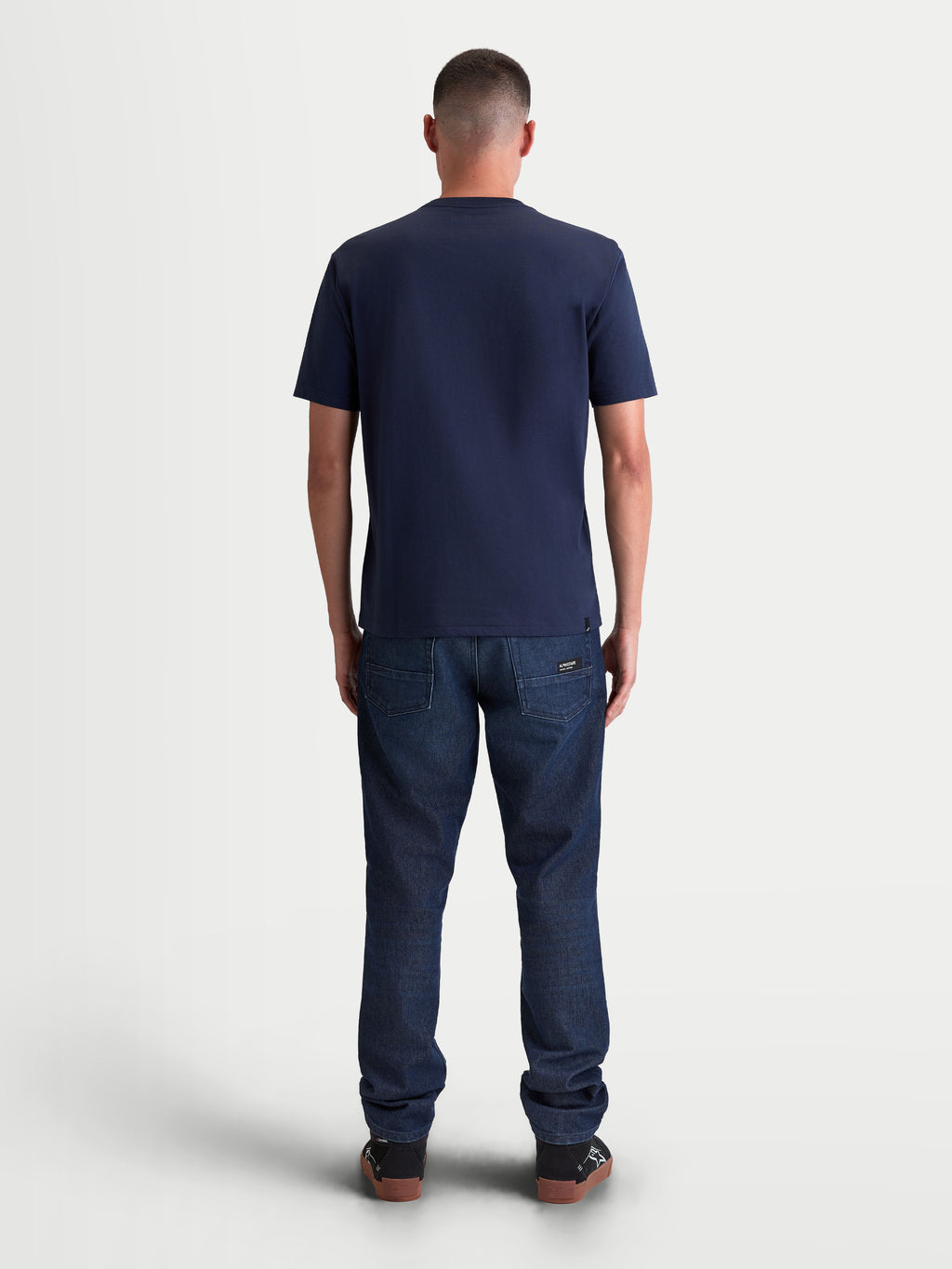 Alpinestars Maglietta Ageless 2.0 CSF, maglietta a maniche corte da uomo, blu navy, vista posteriore su modello che mostra la vestibilità strutturata cut-and-sew e la costruzione in misto cotone e poliestere, sportswear casual.