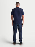 Alpinestars Maglietta Ageless 2.0 CSF, maglietta a maniche corte da uomo, blu navy, vista posteriore su modello che mostra la vestibilità strutturata cut-and-sew e la costruzione in misto cotone e poliestere, sportswear casual.