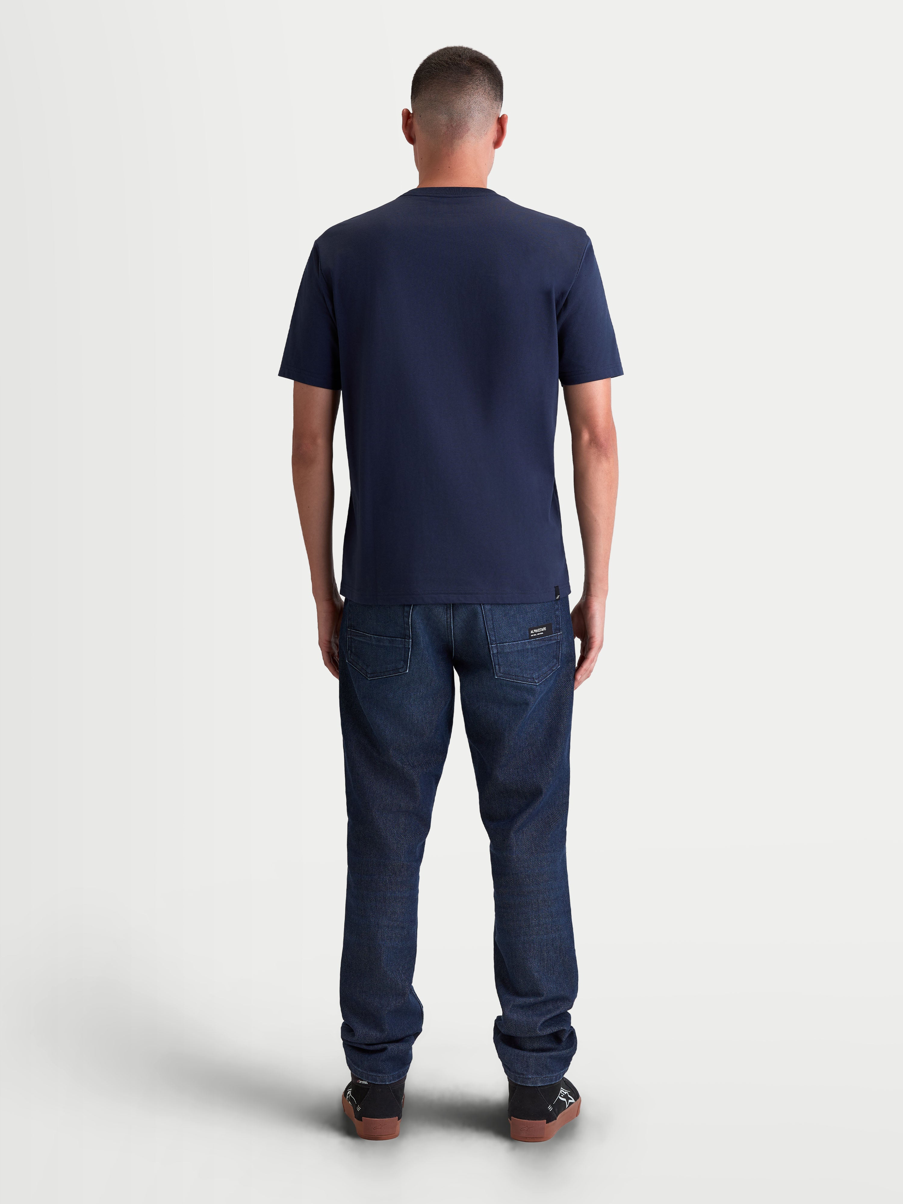 Alpinestars Maglietta Ageless 2.0 CSF, maglietta a maniche corte da uomo, blu navy, vista posteriore su modello che mostra la vestibilità strutturata cut-and-sew e la costruzione in misto cotone e poliestere, sportswear casual.