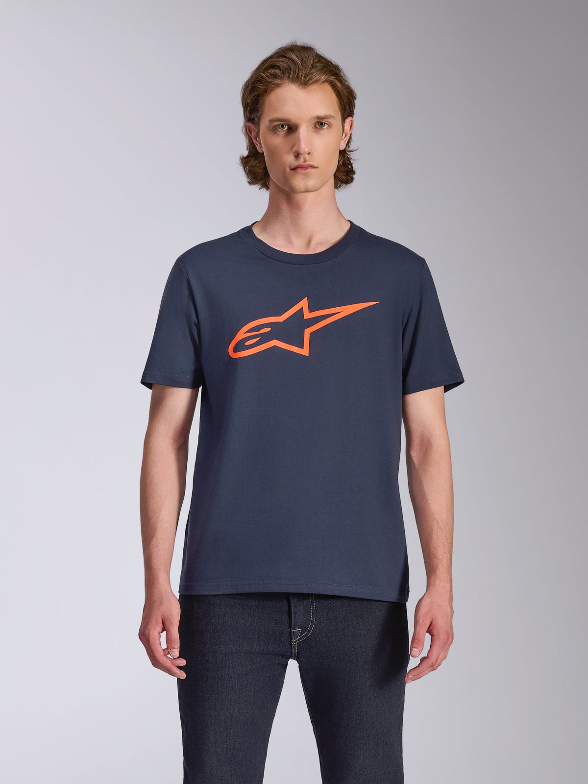 Alpinestars Ageless 2.0 CSF Tee, maglietta a maniche corte, blu navy con logo arancione, grafica frontale con casco MX, streetwear casual ispirato al motorsport