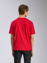 Alpinestars Ageless Shadow CSF Tee, t-shirt a maniche corte, rosso, vista posteriore su modello, abbinata a pantaloni neri, streetwear casual motorsport