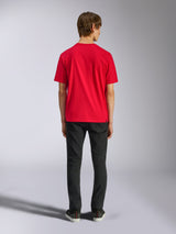 Alpinestars Ageless Shadow CSF Tee, maglietta a maniche corte, rosso, vista posteriore su modello abbinata a pantaloni neri, streetwear casual motorsport