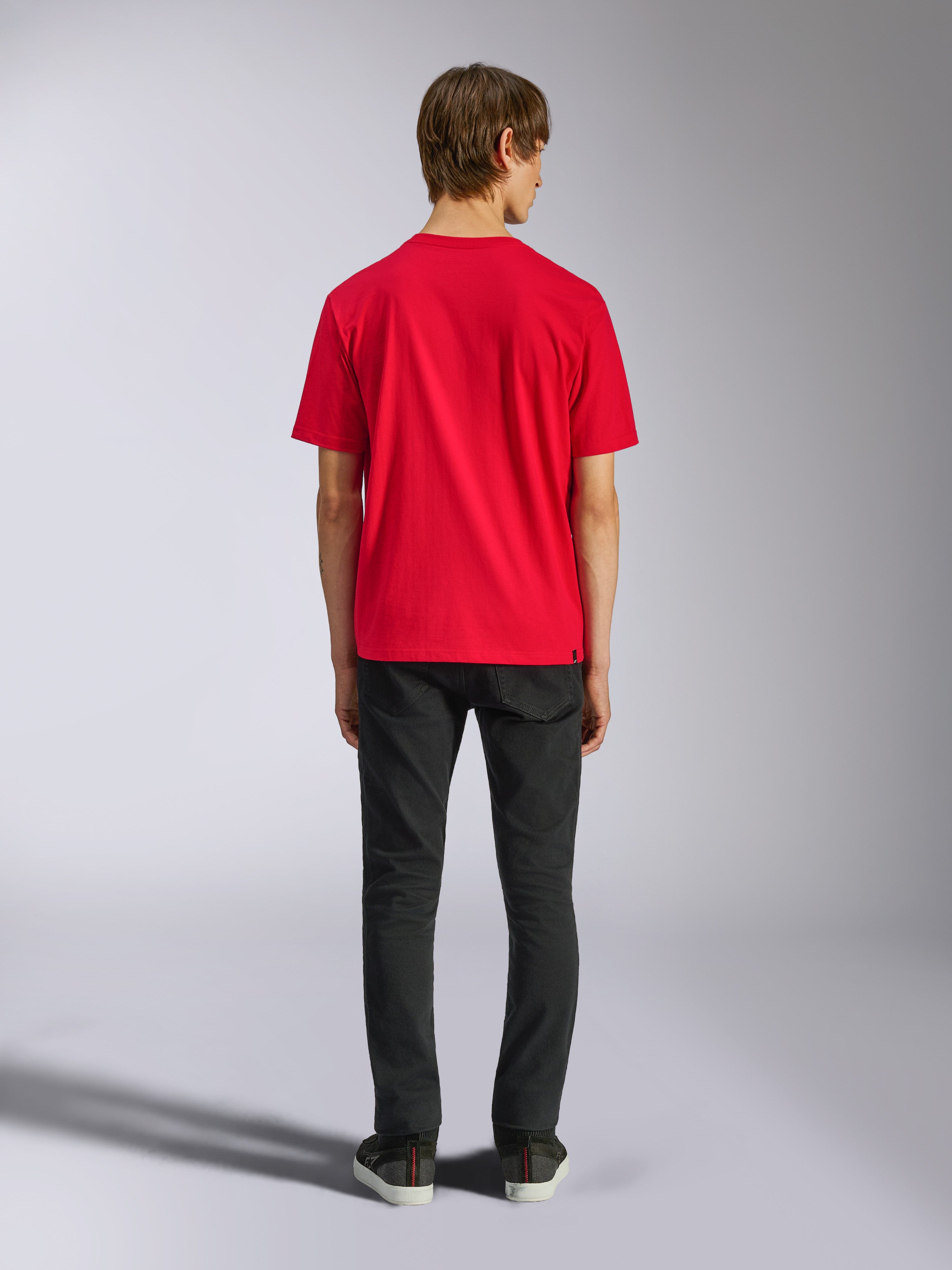 Alpinestars Ageless Shadow CSF Tee, maglietta a maniche corte, rosso, vista posteriore su modello abbinata a pantaloni neri, streetwear casual motorsport