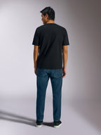 Alpinestars Ageless Shadow CSF Tee, maglietta a maniche corte, nero, vista posteriore, indossata con jeans blu, streetwear casual motorsport