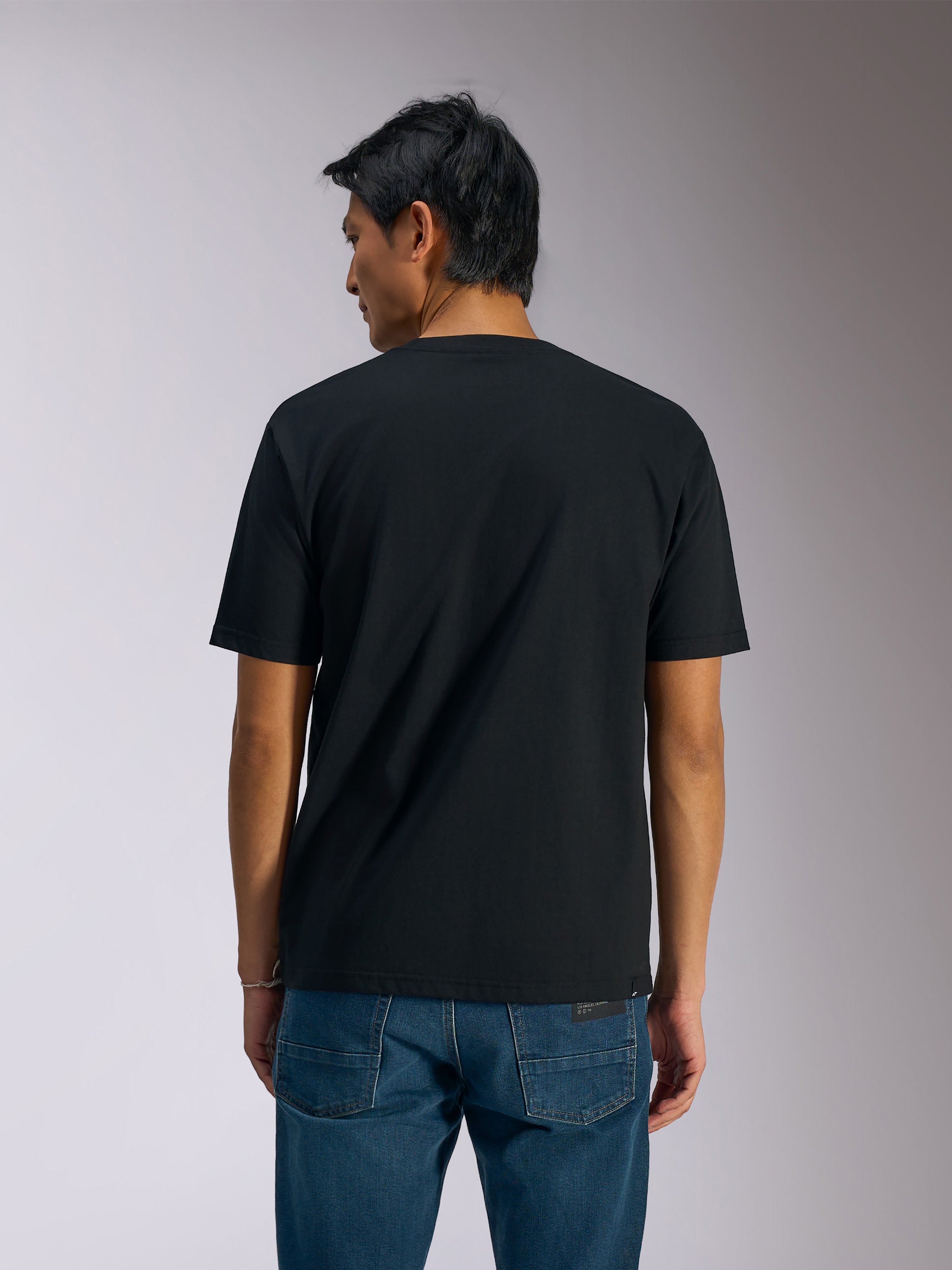 Alpinestars Ageless Shadow CSF Tee, t-shirt a maniche corte, nero, vista posteriore su modello, design semplice con vestibilità casual streetwear