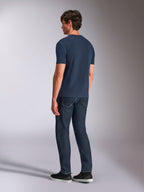 Alpinestars Ageless Shadow CSF Tee, maglietta a maniche corte, navy, vista posteriore su modello, indossata con jeans in denim scuro e sneakers nere, stile casual streetwear