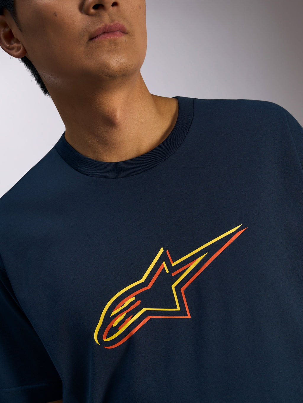 Alpinestars Ageless Shadow CSF Tee, t-shirt a maniche corte, blu navy, grafica con logo a stella in ombra arancione e giallo, streetwear casual ispirato al motorsport