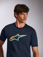 Alpinestars Ageless Shadow CSF Tee, t-shirt a maniche corte, blu navy con logo Astars arancione e azzurro, abbigliamento casual streetwear ispirato al motorsport