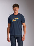 Alpinestars Ageless Shadow CSF Tee, maglietta a maniche corte, blu navy con grafica del logo arancione e azzurro effetto ombra, indossata da un modello con jeans scuri, streetwear casual motorsport