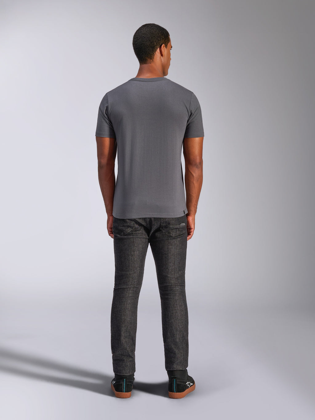 Alpinestars Always 2.0 CSF Tee, maglietta a maniche corte, grigio antracite, vista posteriore, indossata con pantaloni in denim scuro, streetwear casual ispirato al motorsport