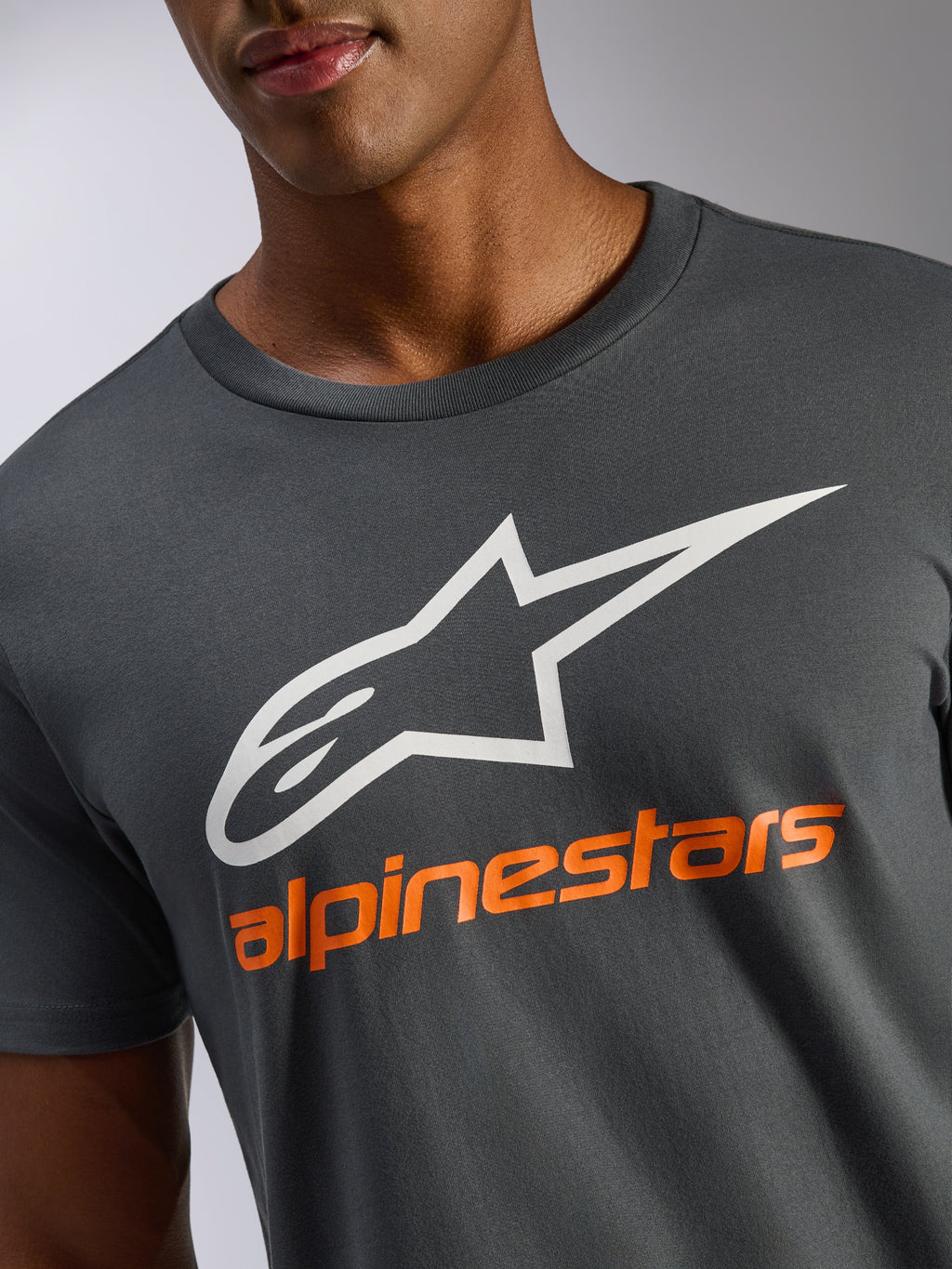 Alpinestars Always 2.0 CSF Tee, maglietta a maniche corte, grigio antracite, logo A-star bianco e scritta Alpinestars arancione, casual motorsport streetwear
