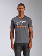 Alpinestars Always 2.0 CSF Tee, maglietta a maniche corte, grigio antracite, grande logo A-star bianco con scritta Alpinestars arancione, indossata da un uomo, streetwear casual ispirato al motorsport