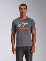 Alpinestars Always 2.0 CSF Tee, maglietta a maniche corte, grigio antracite, grande logo A-star bianco con scritta Alpinestars arancione, indossata da un uomo, streetwear casual ispirato al motorsport
