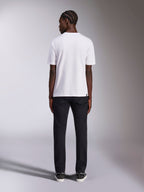 Alpinestars Always 2.0 CSF Tee, T-shirt bianca a maniche corte, vista posteriore su modello che indossa pantaloni neri, streetwear casual ispirato al motorsport