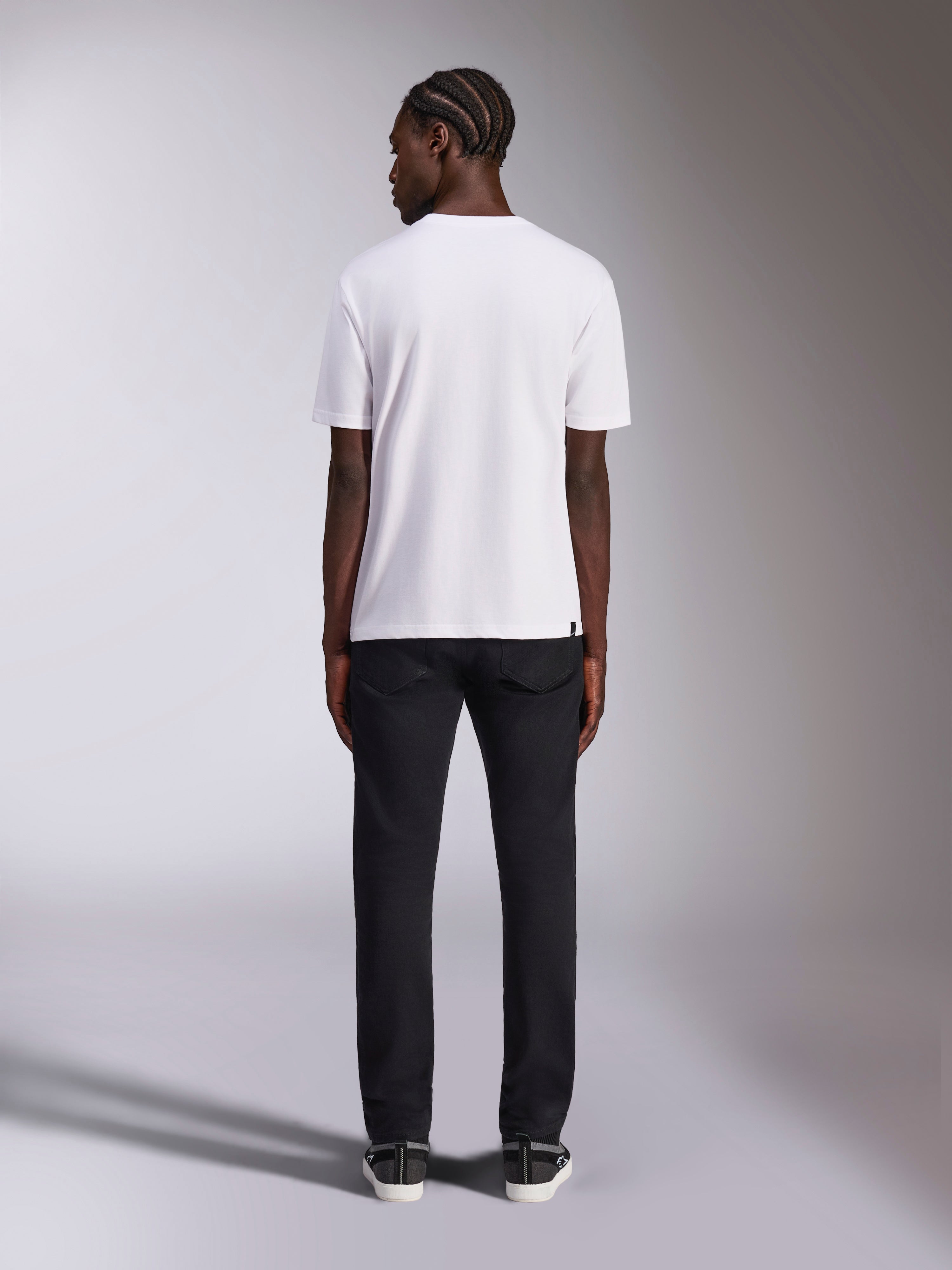 Alpinestars Always 2.0 CSF Tee, T-shirt bianca a maniche corte, vista posteriore su modello che indossa pantaloni neri, streetwear casual ispirato al motorsport