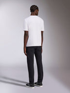 Alpinestars Always 2.0 CSF Tee, t-shirt a maniche corte, bianco, vista posteriore su un modello che indossa pantaloni neri e sneakers, streetwear casual da motorsport