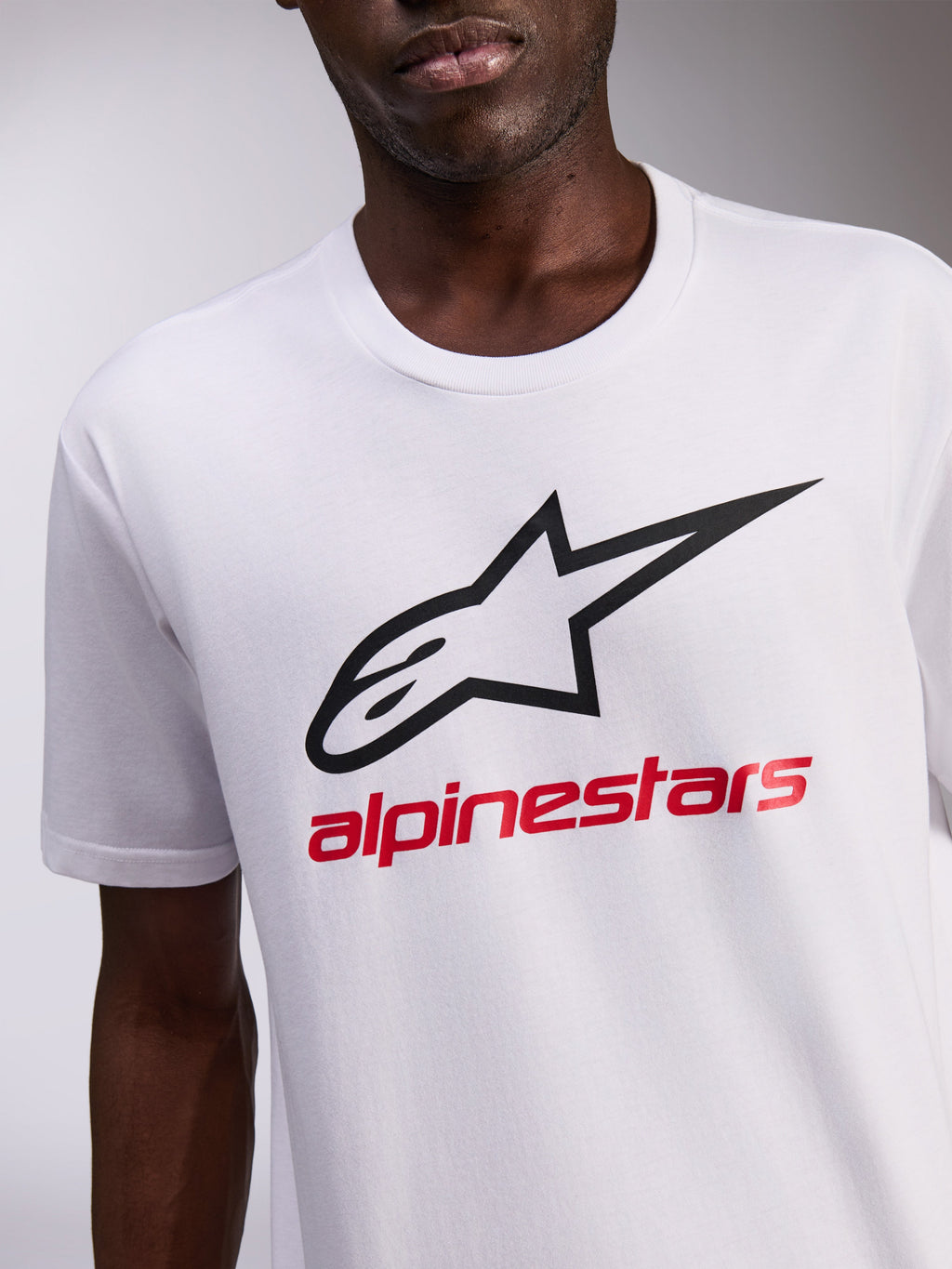 Alpinestars Always 2.0 CSF Tee, maglietta a maniche corte, bianca con logo Alpinestars nero e scritta rossa, abbigliamento sportivo casual motorsport