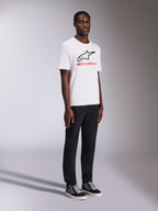 Alpinestars Always 2.0 CSF Tee, t-shirt a maniche corte, bianca, logo Alpinestars nero e scritta rossa sul petto, indossata da un modello con pantaloni neri e sneakers, streetwear casual motorsport