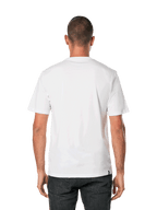 Alpinestars Blaze 2.0 CSF Tee, t-shirt a maniche corte, bianco e blu navy, vista posteriore di un uomo che indossa una t-shirt bianca semplice con pantaloni neri, abbigliamento casual motorsport streetwear