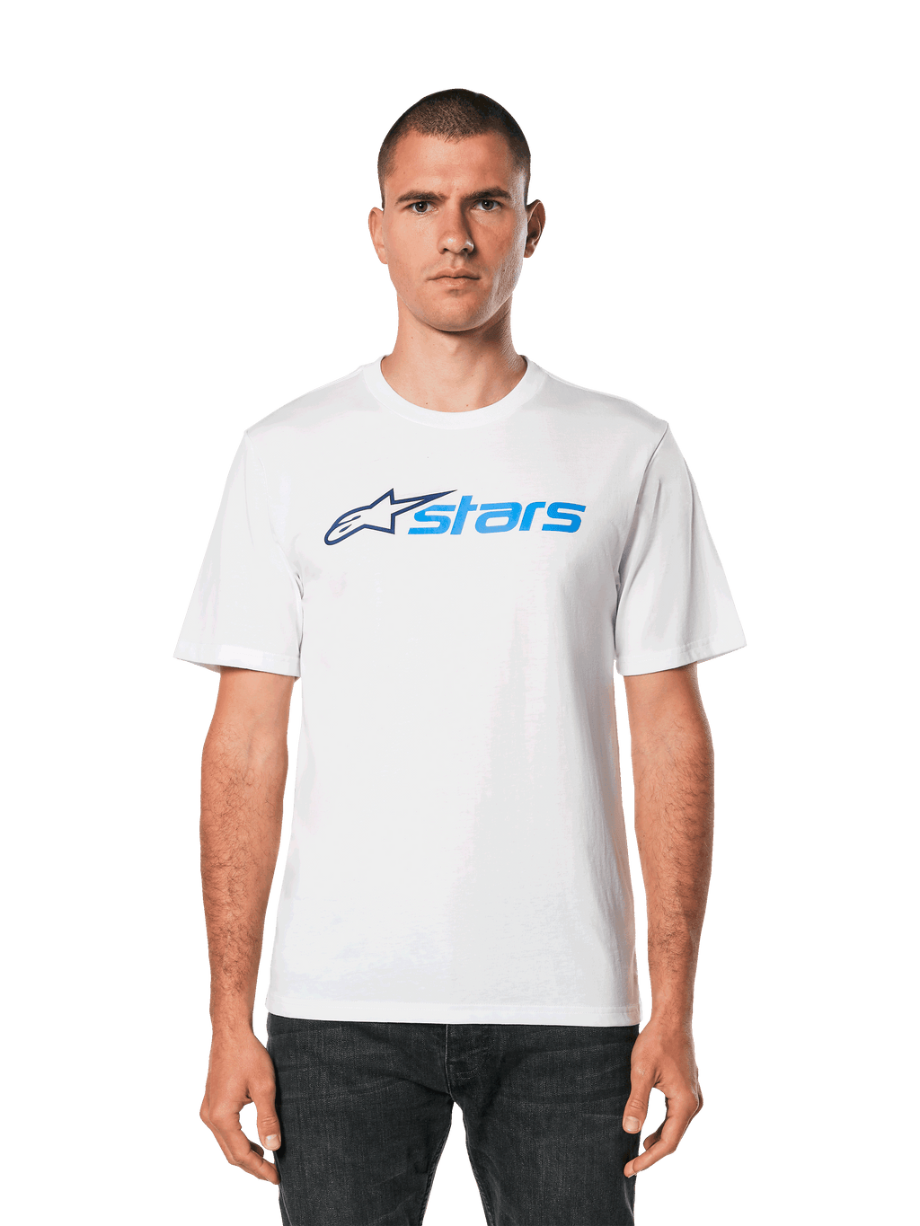 Alpinestars Blaze 2.0 CSF Tee, t-shirt bianca a maniche corte, grafica con logo Alpinestars blu, streetwear casual motorsport, indossata con jeans scuri