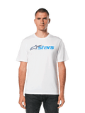 Alpinestars Blaze 2.0 CSF Tee, t-shirt bianca a maniche corte, grafica con logo Alpinestars blu, streetwear casual motorsport, indossata con jeans scuri